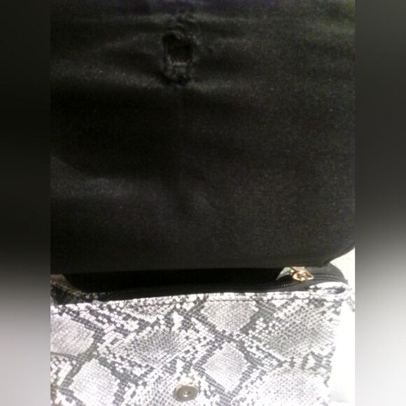 Le Chateau Black & White Snake Print Backpack - like new never used - Picture 10 of 10
